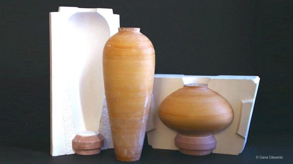 Wege der Fertigung: Formenbau Vasenkerne und Gipsform für spätere Fertigung in Kleinserie.