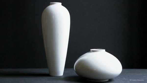 Vasen als künstlerisches Gegensatzpaar in weißem Porzellan.